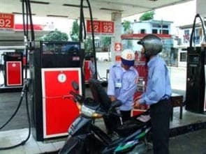 Giá xăng bất ngờ tăng thêm 590 đồng/lít