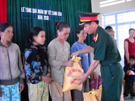 Tặng quà Tết cho bà con dân tộc nghèo