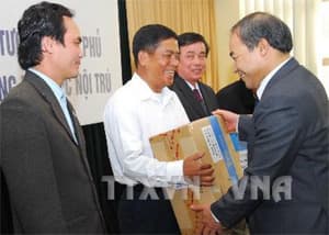 Thủ tướng trao tặng máy tính xách tay cho 6 trường Dân tộc nội trú