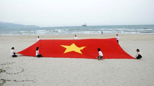 Cụ bà tặng lá cờ 100m2 cho huyện Hoàng Sa