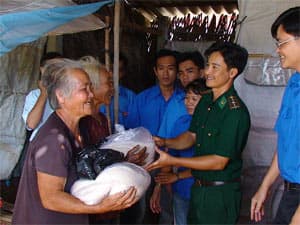Tặng gạo giúp hộ nghèo