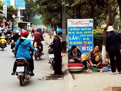 Những dấu cộng và trừ của tuyến đường ven hồ Tây