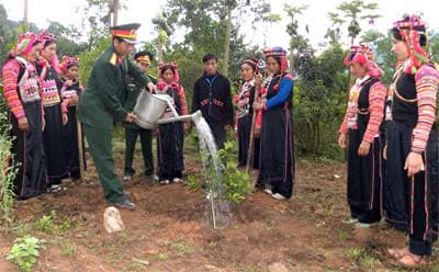 Bộ đội hướng dẫn, đỡ đầu, giúp dân xóa nghèo