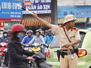 Cảnh sát giao thông Hà Nội thí điểm dùng mũ cứng
