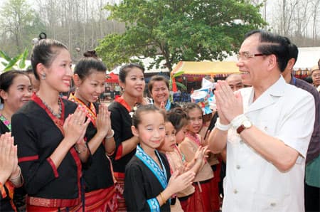 Sợi chỉ buộc cổ tay gắn tình cảm sâu sắc hai dân tộc Việt-Lào