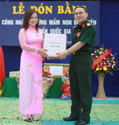 Đón nhận Bằng công nhận Trường đạt chuẩn Quốc gia mức độ 1