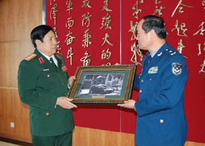 Thắm tình đồng chí, đậm tình anh em