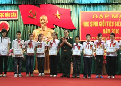 Gặp mặt 120 học sinh giỏi tiêu biểu xuất sắc