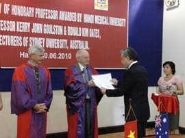 Vinh danh hai giáo sư Australia