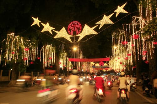 Hà Nội: Ngày rực rỡ, đêm lung linh