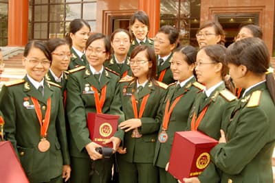 Tuyên dương các học viên thủ khoa, xuất sắc, giỏi ở học viện, nhà trường trong toàn quân năm 2009
