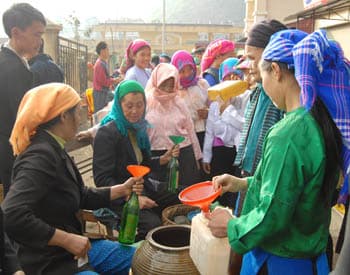 Chợ “rượu” trên “núi” đá
