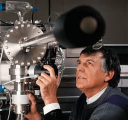Một giáo sư Israel giành giải Nobel Hóa học 2011
