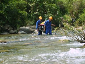Viettel hỗ trợ khách hàng duy trì dịch vụ sau cơn bão số 9