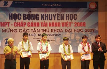 VNPT trao học bổng “Chắp cánh tài năng Việt” năm 2009