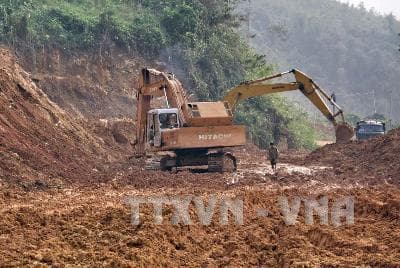 Quảng Ngãi: Khôi phục các tuyến giao thông bị ách tắc do cơn bão số 9 gây ra