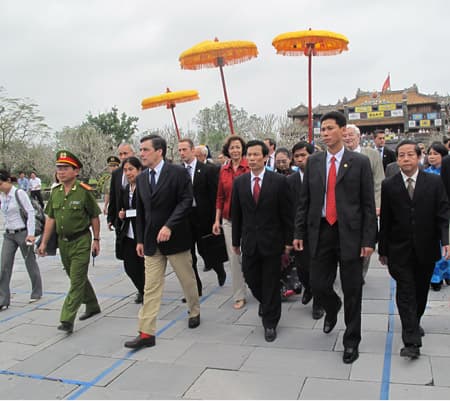Thủ tướng Pháp Francois Fillon chia sẻ khó khăn với đồng bào vùng bão lũ Thừa Thiên - Huế