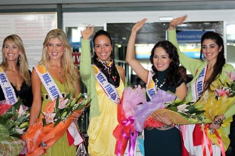 Nhan sắc Mrs. World rực rỡ ở Hà Nội