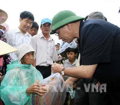 Tổng Bí thư Nông Đức Mạnh kiểm tra khắc phục hậu quả  bão số 11 tại tỉnh Bình Định