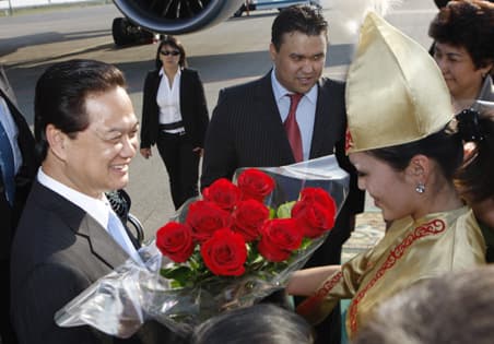 Thủ tướng Nguyễn Tấn Dũng bắt đầu chuyến thăm chính thức Ca-dắc-xtan