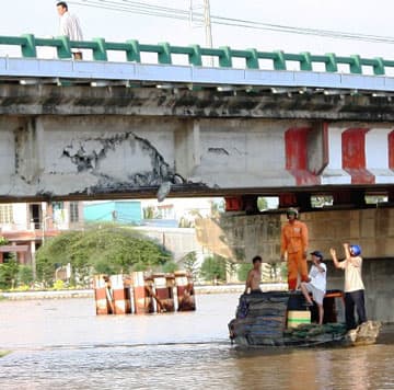TPHCM: Tàu trên 1.000 tấn trôi dạt đâm vỡ thành cầu