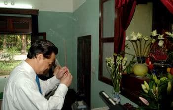 Thủ tướng Nguyễn Tấn Dũng dâng hương tưởng niệm Chủ tịch Hồ Chí Minh