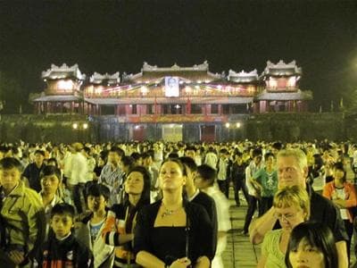 Cả nước tưng bừng phút giao thừa, đón Xuân