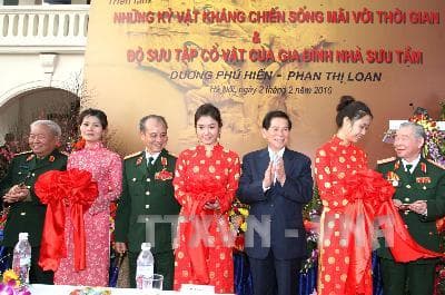 Chủ tịch nước Nguyễn Minh Triết dự và cắt băng khai mạc triển lãm" Những kỷ vật kháng chiến -Sống mãi với thời gian"