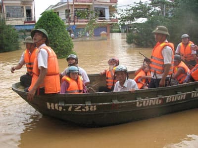Lính Hải quân về vùng lũ