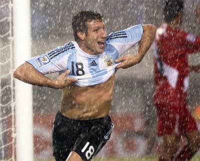 Palermo đưa Argentina từ cõi chết trở về