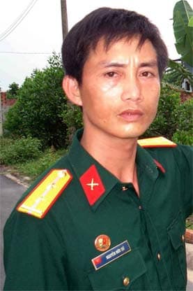 Thượng úy Nguyễn Hữu Sứ dũng cảm tấn công tội phạm