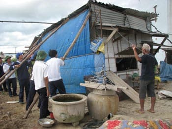 Khi lính biển về với nhân dân vùng lũ