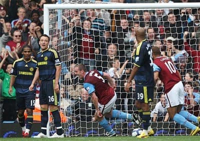 Hàng thủ hớ hênh khiến Chelsea phơi áo