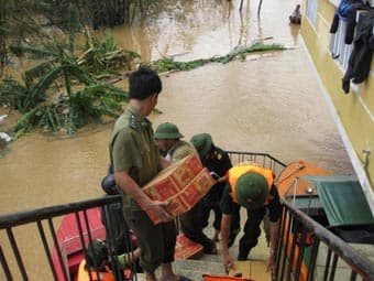 Gác việc nhà, lo cho dân trước