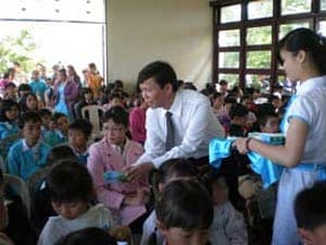 Hỗ trợ 500 triệu đồng cho trẻ em có hoàn cảnh khó khăn chịu ảnh hưởng cơn bão số 9