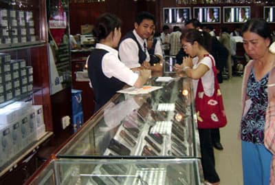 Cơn lốc xả hàng cuối năm