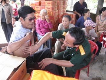 Quân y về “ốc đảo”