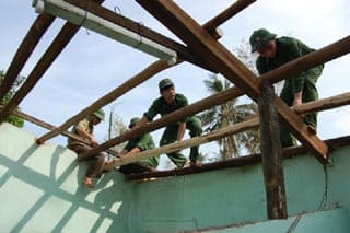 Cõng đồng đội đi cấp cứu trong mưa bão