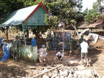 Hơn 6.000 cán bộ, chiến sĩ giúp dân “dọn bão, lũ”