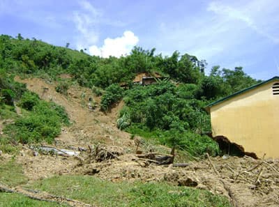 Nguy cơ sạt lở núi sau bão số 9