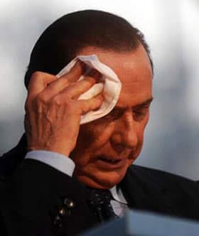 Thủ tướng Italia Silvio Berlusconi bị tước quyền miễn truy tố trước pháp luật