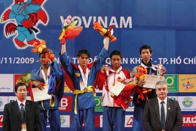 Đoàn  Việt Nam tạm dẫn đầu với 15 huy chương (7 vàng, 3 bạc, 5 đồng)