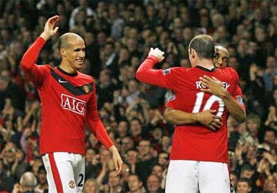 Berbatov và Rooney thăng hoa, M.U thắng nhàn