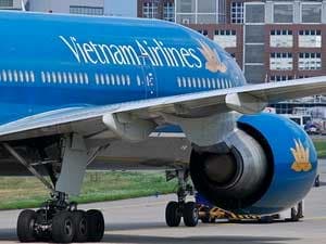 Tiếp viên Vietnam Airlines bị nghi chuyển vàng lậu