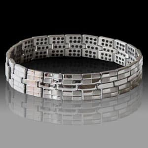 Vòng titan không có tác dụng chữa bệnh