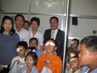 Thăm và tặng quà cho trẻ em bị các bệnh về mắt đang phẫu thuật tại Hà Nội