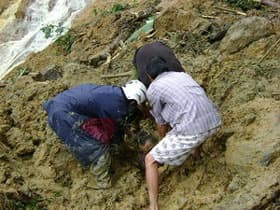 Sạt lở núi làm 13 người thiệt mạng và mất tích