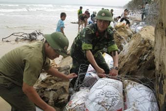 Bám dân vùng rốn lũ