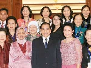 Tổng bí thư Nông Đức Mạnh tiếp đoàn nữ nghị sĩ AIPA
