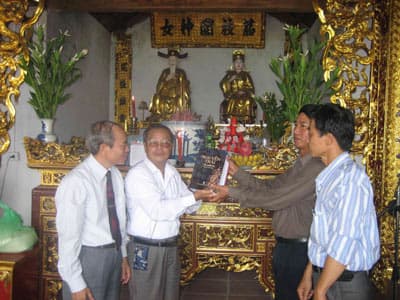 Vui buồn trên đường dâng sách